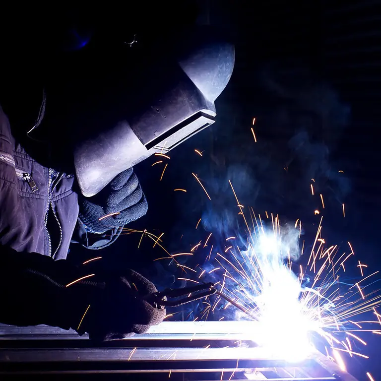How to distinguish between welding slag and molten iron